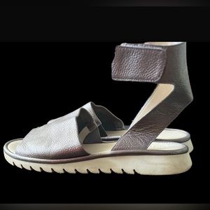 Pewter Velcro strap sandals by The Flexx! Size:10